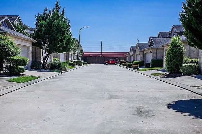 Building Photo - 2927 Meadowglen Cv
