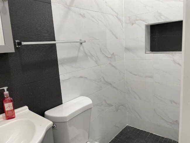 Foto del edificio - 25 Adrian Ave