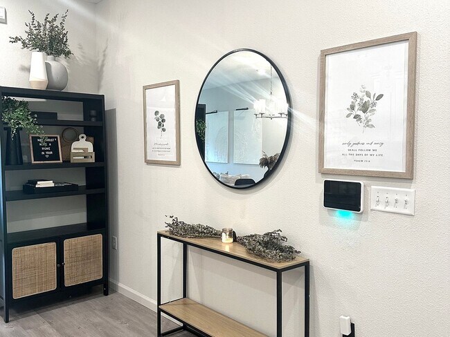 Foto del edificio - NEWLY CONSTRUCTED & UPGRADED 3 BR/2.5 BA T...