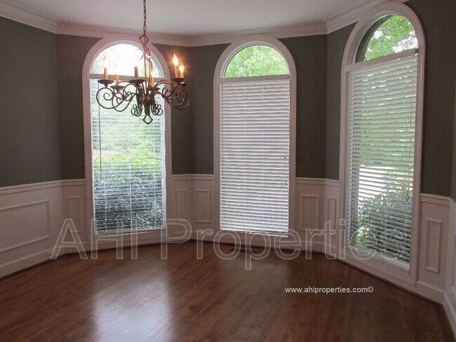 Foto del edificio - 6031 Rosemont Rd