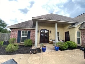 Building Photo - 105 McKenna St