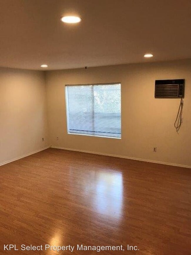 Building Photo - 6450 Woodman Ave