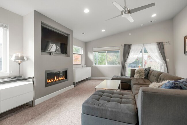 Living room - 1401 S Holly St