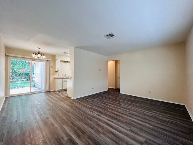 Foto del edificio - 5226 Pine Pl