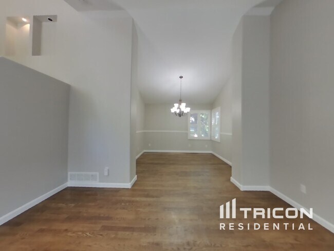 Foto del edificio - 700 Rochelle Cir