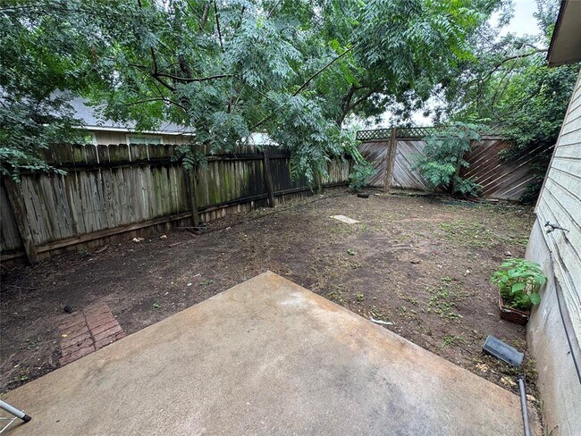 Foto del edificio - 401 Cypress Ln