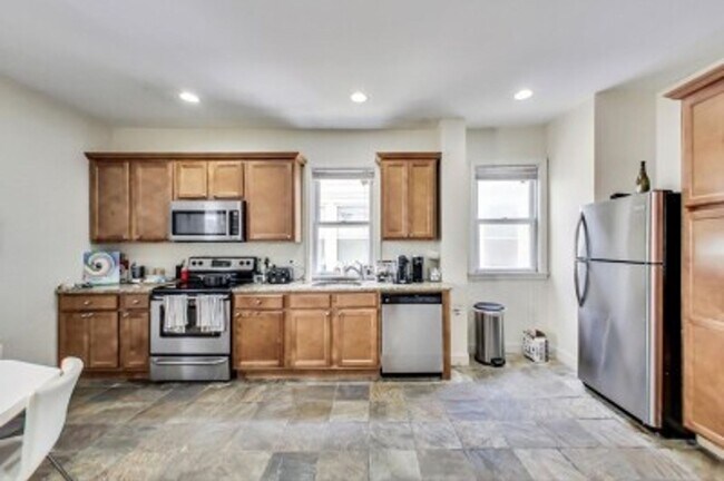Building Photo - Fantastic Apt with Modern Appliances.  Easy commute to NEU and More!