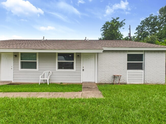 Photo - 1900 Finfeather Rd House