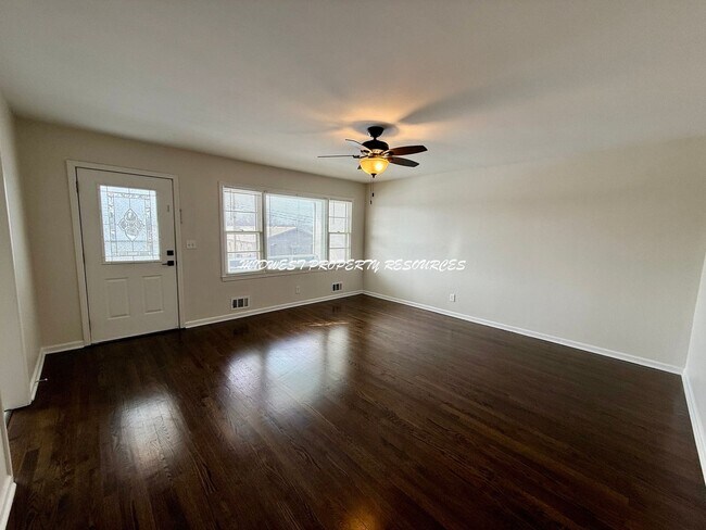 Building Photo - 2 Bed | 1 Bath Duplex Near Downtown Lee’s Summit