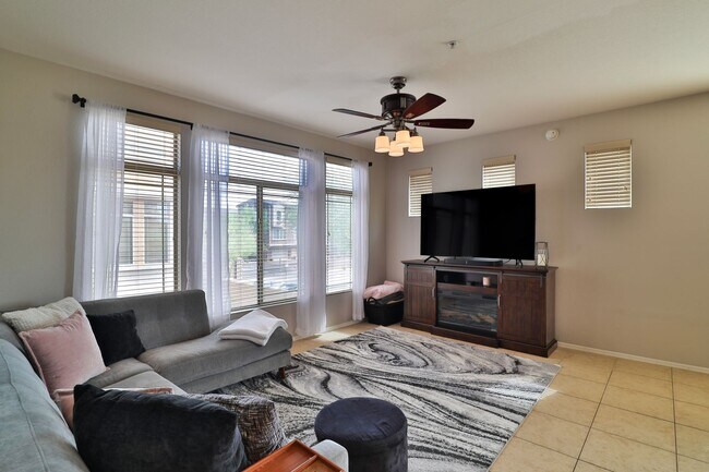 Foto del edificio - 240 W Juniper Ave