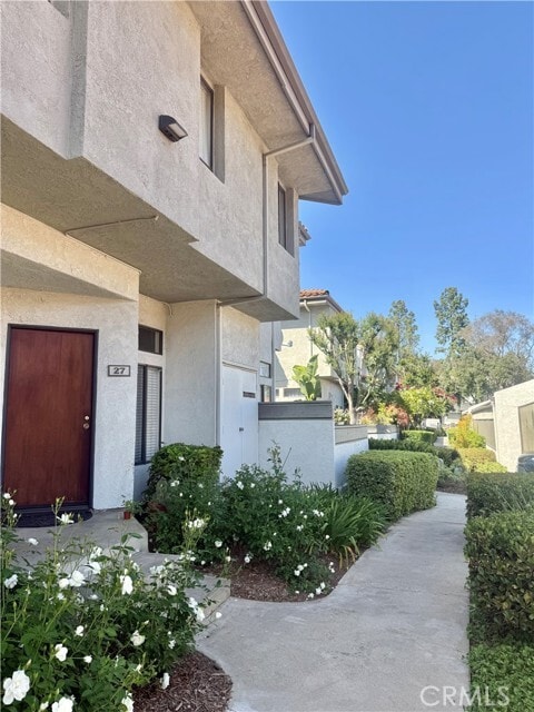 Building Photo - 27 Willowcrest Ln