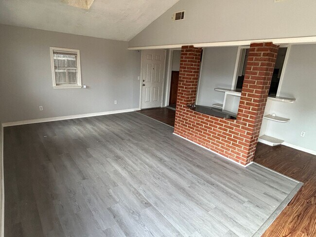 Building Photo - 5 Bedrooms Near Downtown!