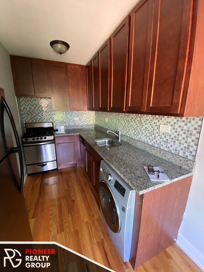 Building Photo - 552 W Arlington