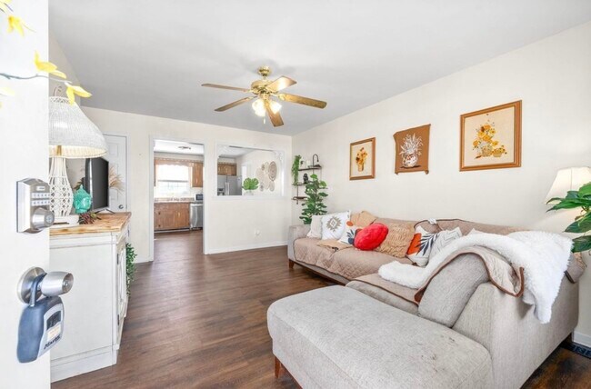 Foto del edificio - 1017 Bush Ave