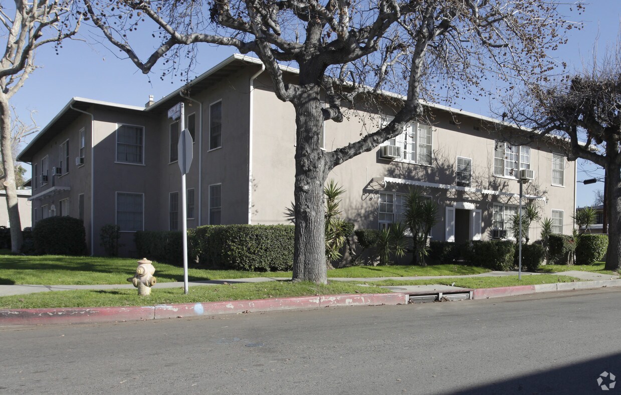 Foto del edificio - 5906 Hazeltine Ave