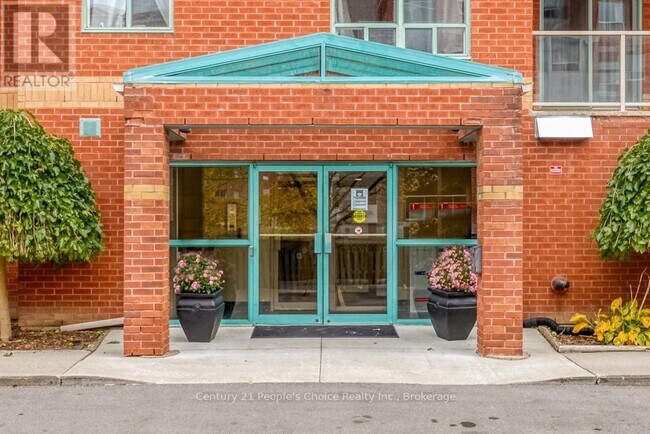 Photo du bâtiment - 77-577 Base Line Rd W