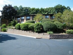Building Photo - 8 E Lawrence Park Dr
