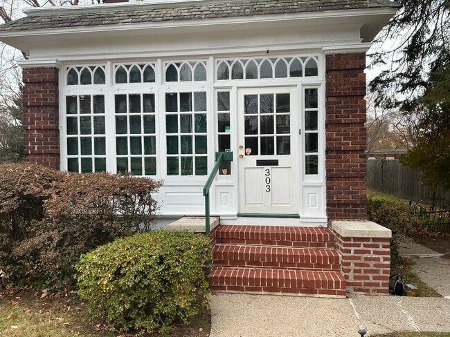 Building Photo - 303 E 19th St