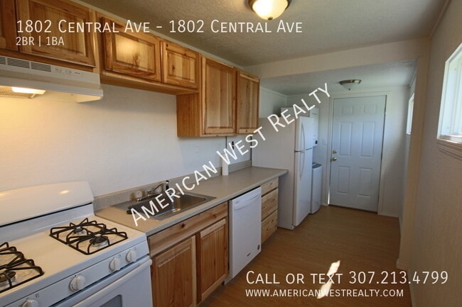 Building Photo - Nice ground level apartment