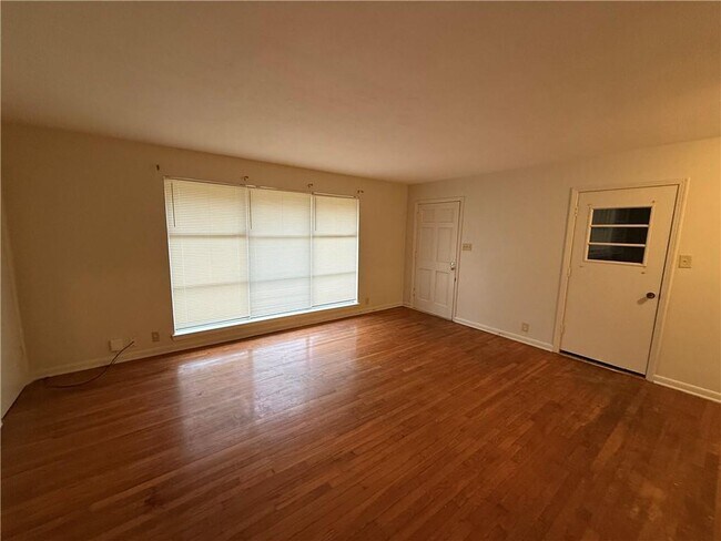 Foto del edificio - 2465 Rothfield Pl