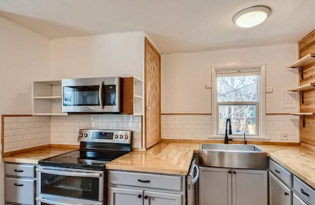 Building Photo - 2183 S Corona St