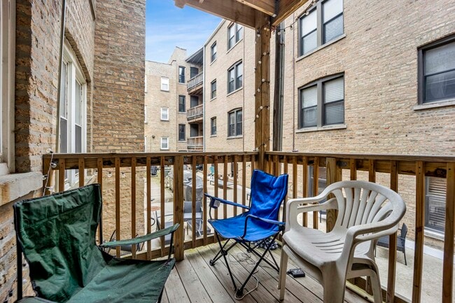 Building Photo - 1152 W Cornelia Ave