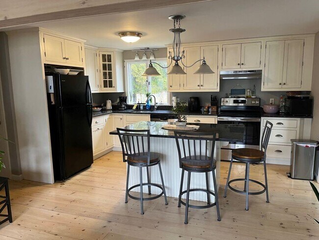 Foto del edificio - 121 Balsam Rd