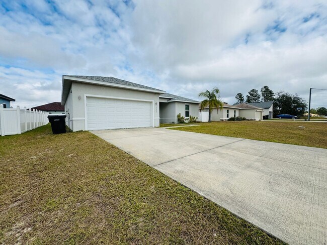 Foto del edificio - Gorgeous 4 Bed 2 Bath Home in Poinciana!