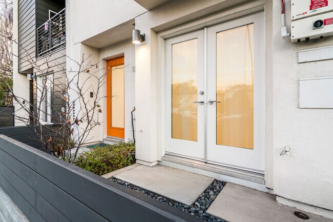 Building Photo - 11582 Riverside Dr