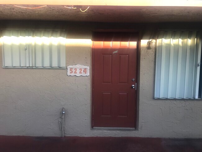 Entrada principal - 5220 NW 22nd St