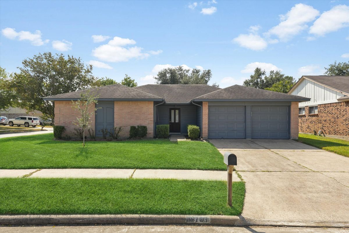 Primary Photo - 16703 Pebbleglen Dr