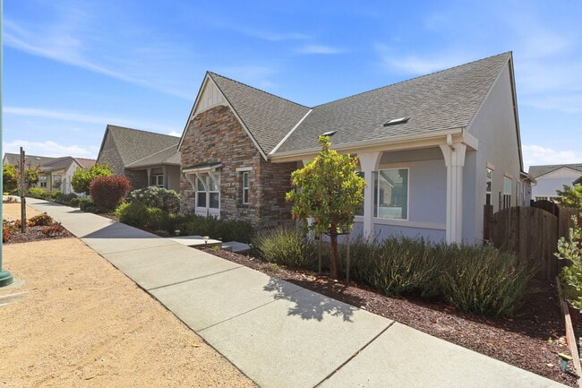 Building Photo - 2964 Bluffs Dr