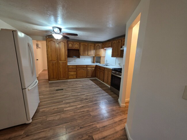 Foto del edificio - 2260 E Hearne Ave