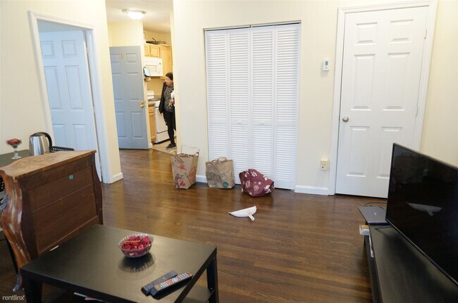Building Photo - 3 br, 1 bath  - 9 Lorraine Ter 3