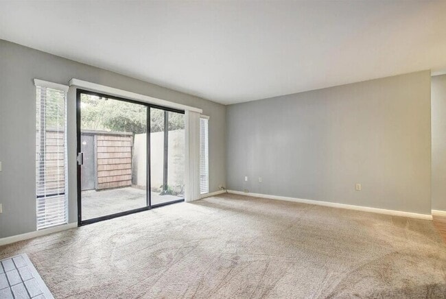 Building Photo - 886 Woodside Ln E