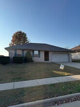 Building Photo - 841 S Hazelnut Ave