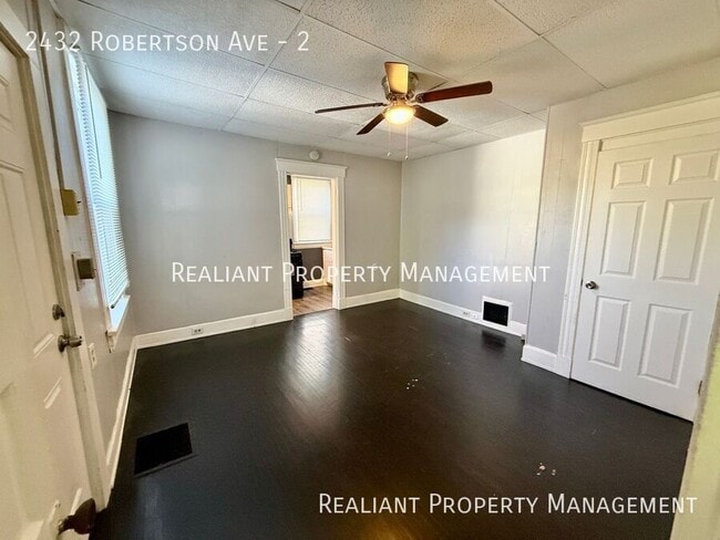 Foto del edificio - 2432 Robertson Ave