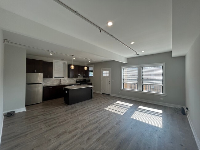Building Photo - 1000 Crain St