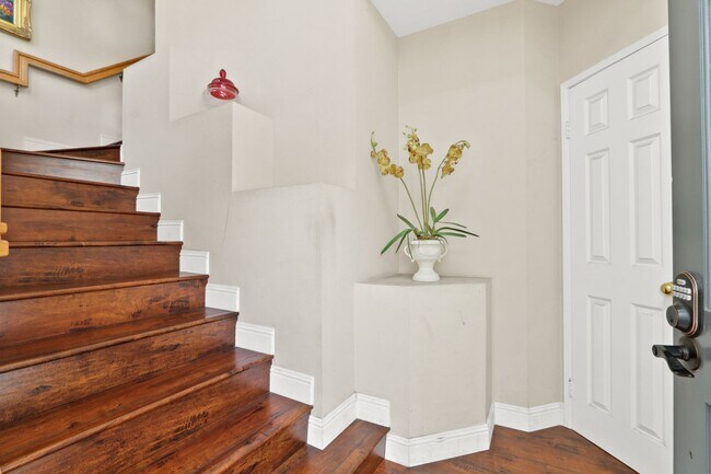 Building Photo - ***Open Showing Mon. 4/13/2026 @5pm-6pm!! Beautiful Orange County Condo! Must See