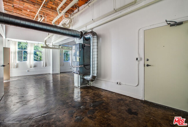 Building Photo - 215 W 7th St