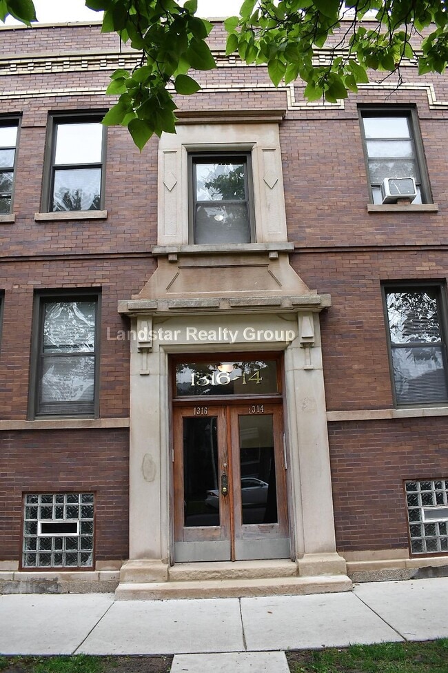 Building Photo - 1316 W Waveland Ave