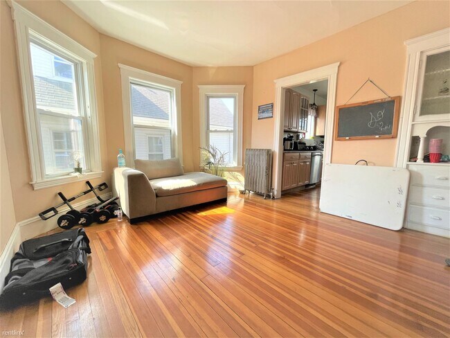 Building Photo - 4 br, 2 bath House - 8 Watson St