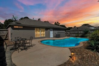 Building Photo - 987 Oak Glen Dr