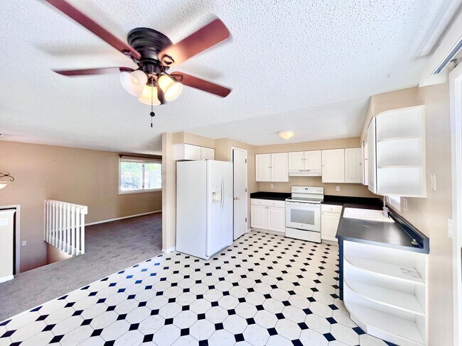 Foto del edificio - Large 3 Bedroom, 2 Bathroom Home With Attached 2 Car Garage in the Thompson Valley School Distric...