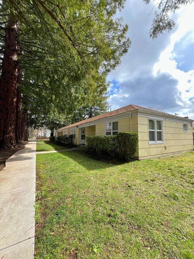 Building Photo - 1014 Lawrence St