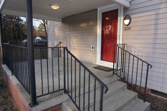 Building Photo - 600 Fayette Ave