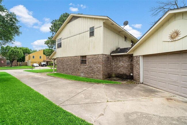 Building Photo - 3938 Green Crest Dr