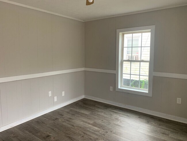 Building Photo - 2415 Maple Rd SE