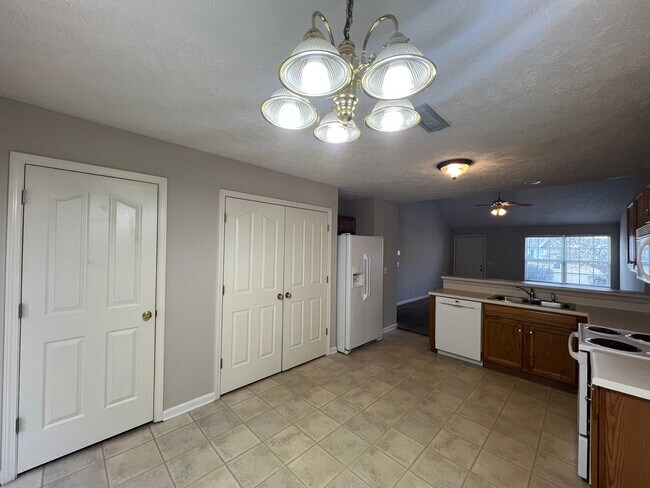 Foto del edificio - Cute 3 BR 2 Bath Home in Cul de Sac - Minu...