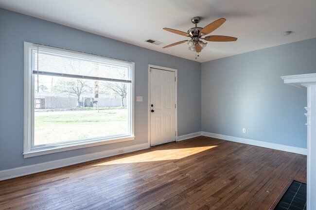 Photo - 1443 Venetian Dr SW House